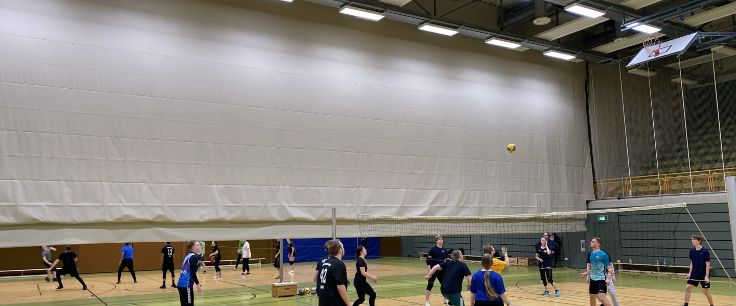 Volleyballtraining in der Halle