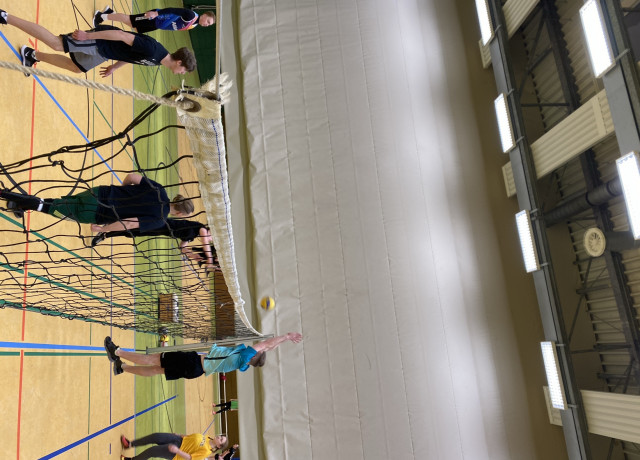 Volleyball am Netz im CVJM Gütersloh
