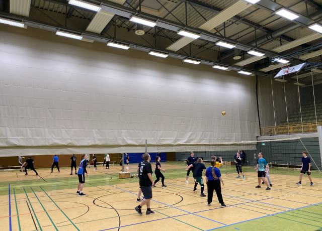 Volleyballtraining in der Halle