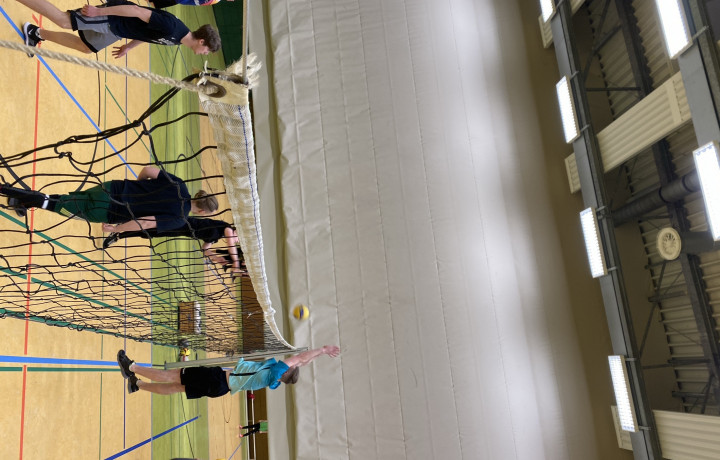 Volleyball am Netz im CVJM Gütersloh